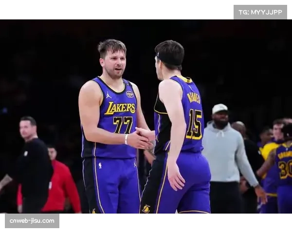 东契奇与邓恩冲突引发赛场混乱,海斯遭驱逐 东契奇与邓恩冲突引发赛场混乱,海斯遭驱逐