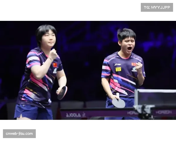WTT赛场国乒内战氛围热烈,蒯曼逆转晋级后与队友击掌致意 WTT赛场国乒内战氛围热烈,蒯曼逆转晋级后与队友击掌致意